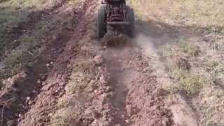 Копание картошки мини-трактором 2014.http://youtu.be/shebGqA8N xw Digging potatoes mini tractor 2014