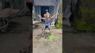 Cô bé nhảy đủ trend trên đống rác của bố - Little girl dancing on a pile of traáh #shorts,,🙄🙄🙄