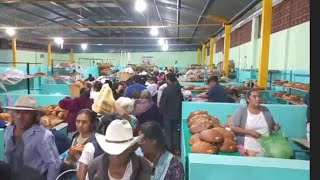 Tianguis nocturno previo a dia de muertos en un pueblo de Oaxaca