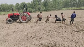 Garmi ki chuti ka maja lete huwe bache tractor par