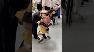 Yor Forger struggles to pick Anya up  #cosplay #spyxfamily #shorts