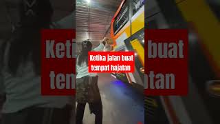 Ketika bus lewat ditengah acara hajatan .