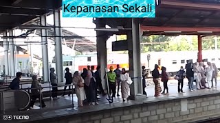 KEPANASAN SEKALI...!!! Kereta Api Ka Menoreh Spesial Lagi Menari