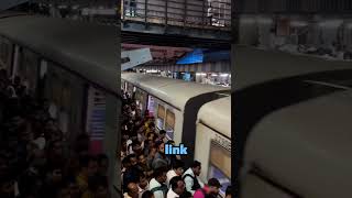 Mumbai trains are intense 😱 | how do people board and alight?