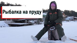 Рыбалка на маленьком деревенском пруду.