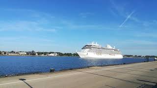 Seven Seas Explorer - Regent Seven Seas Kruīza kuģis pa Daugavu ienāk Rīgas ostā.