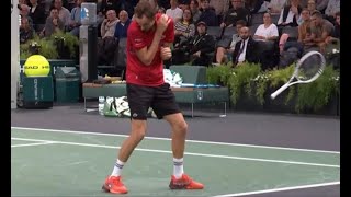 Daniil Medvedev hits himself after launching racket into the air in Paris Masters outburst【News】