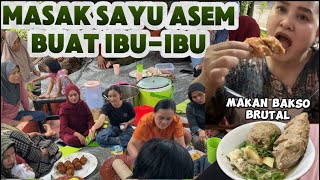 MASAKIN SAYUR ASEM BUAT IBU2 LANJUT MAKAN BAKSO BRUTAL😍#fyp #viralvideo #kontenkeluarga