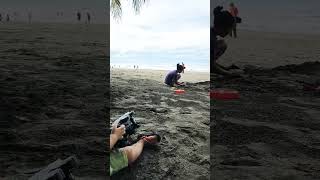 Bermain Pasir di Pantai Pelabuhan Ratu Sukabumi