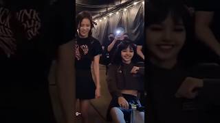 #LISA and #Jisoo sing "Shoong feat. Lisa" from back stage