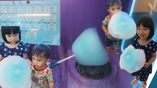 BELI COTTON CANDY PAKAI MESIN DI MALL BASSURA - GULALI KAPAS || BERMAIN DI MALL