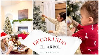 Decorando El Árbol Con Niñas