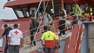 La Spagna concederà permessi a 300mila immigrati irregolari: misure contro mancanza di forza lavoro