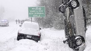 Accidente en la nieve. Coche, nieve, accidente, montaña