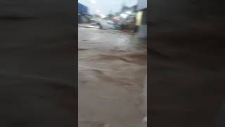 Banjir disukaraja,sukabumi,cimahpar.akses jalan terhambat.