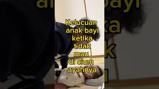 Kelucuan anak bayi ketika menolak Dicium oleh ayahnya