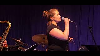 Liz Cole sings Sergio Mendes 'So Many Stars' lyrics by Alan & Marilyn Bergman - with Aaron Serfaty