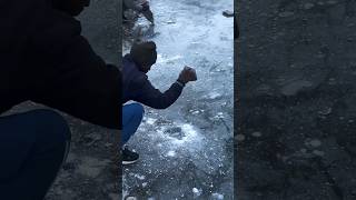 कश्मीरी फौजी भाई लोग कैसे पानी पीता है ICE निकलकर झील में