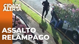 Assalto relâmpago: suspeitos armados fecham carro no trânsito e levam pertences