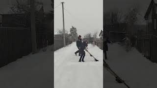 Снега опять привалило❄️❄️❄️Убираем с внучками