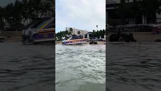 Так спускают катера на воду. Пляж Джомтьен (Jomtien beach). Паттайя. Тайланд 2024.