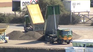 Beladung von Rheinschiffen mit Vulkanmaterial beim Rheinhafen Andernach