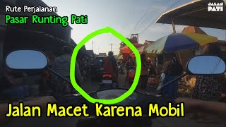 Jalan Macet Karena Mobil di Pasar Runting Pati