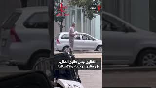 عامل نظافة كله إنسانية، يتخلى عن خبز يومه الذي يقيه جوع النهار، ليوزعه على طيور الحمام ويطعمها