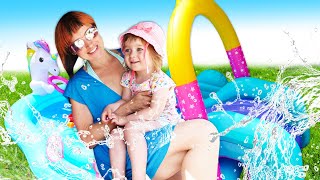 ¡Nadando en la piscina de unicornio con Bianca! Juguetes infantiles y juegos para niños.