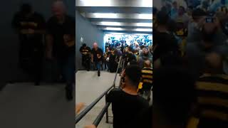 Hinchas de peñarol entran al terreno del Campeón del Siglo