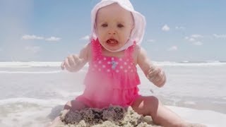 Bébé mignon et drôle jouant sur la plage - compilation la plus drôle