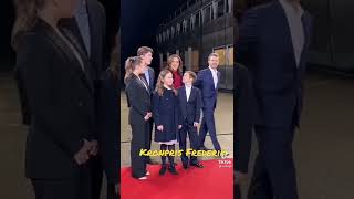 Kronprins Frederik og  kronprinsesse Mary  med 4 børn.