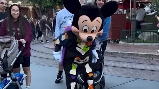 Mickey Mouse Watching draw his face #Disneyvlog #disney #mickeymouse #vlog #disneyland