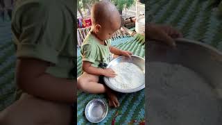 Hamari Pyari Chhoti Si bhanji  chawal saaf karte hue