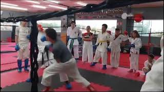 shiai kumite ! vamos ? 🏆😉   saída no limite para  resposta rápida e limpa !  treino ótimo de reflexo