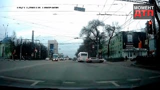 Момент ДТП: Автобус проехал на красный свет, Воронеж, 12.11.2016