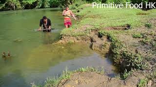 Primitive life : Meet the big catfish under the crack - Catch the big catfish huddled in the mud