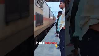 चलती ट्रेन से कभी ना उतरे 🙏🚄 #shorts #train #railfacts #viral #trending #railway #youtubeshorts