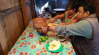 almorzé un exquisito caldo de nopal y unas tortillas calientitas con mi esposo