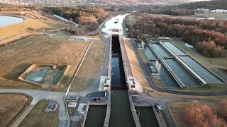 Schiff fährt in Schleuse vom Main-Donau Kanal bei Berching