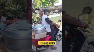 berangkat mencari pembeli untuk berbuka puasa