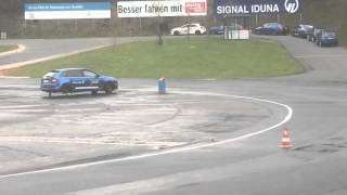 Tinus in slip auto op de ring