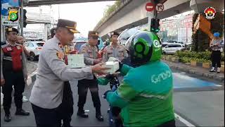 Polsek Matraman berbagi Ta'jil berbuka Puasa di Jl. Pramuka samping Polsek Matraman