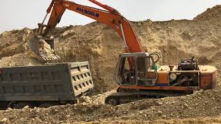 Loading 80tonnes dump truck with hitachi 300