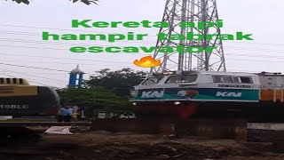 KERETA API HAMPIR TABRAK ESCAVATOR