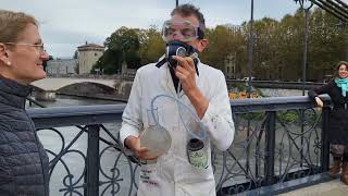 Mobilisation de STopMicro contre les rejets des Pfas dans l'Isère, pont Saint-Laurent à Grenoble