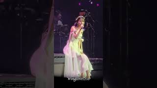 strawberry moon (Acoustic) 4K IU HEREH World Tour LA Part 1 #IU #HEREH #LA #fancam