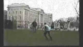 Keep off the grass at Buckingham Palace