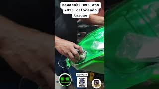 Kawasaki zx6 ano 2013 bomba de combustível sendo colocada no tanque.