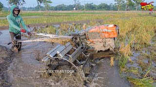 Traktor Sawah Gunakan Roda Besi Besar Mengolah Tanah Lembut